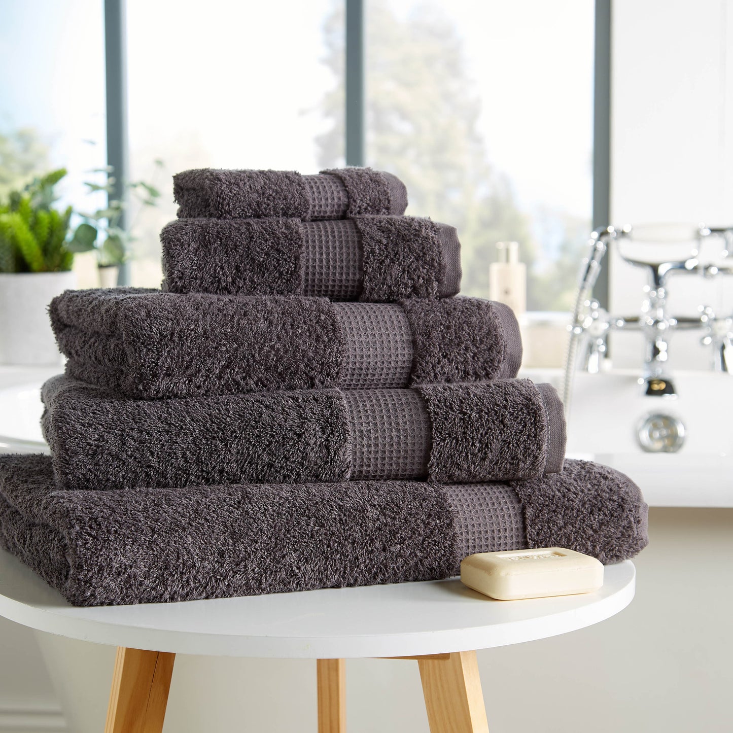 https://www.oliviarocco.com/cdn/shop/products/luxe-collection-700gsm-towel-olivia-rocco-towel-28614518833224.jpg?v=1663040259&width=1445